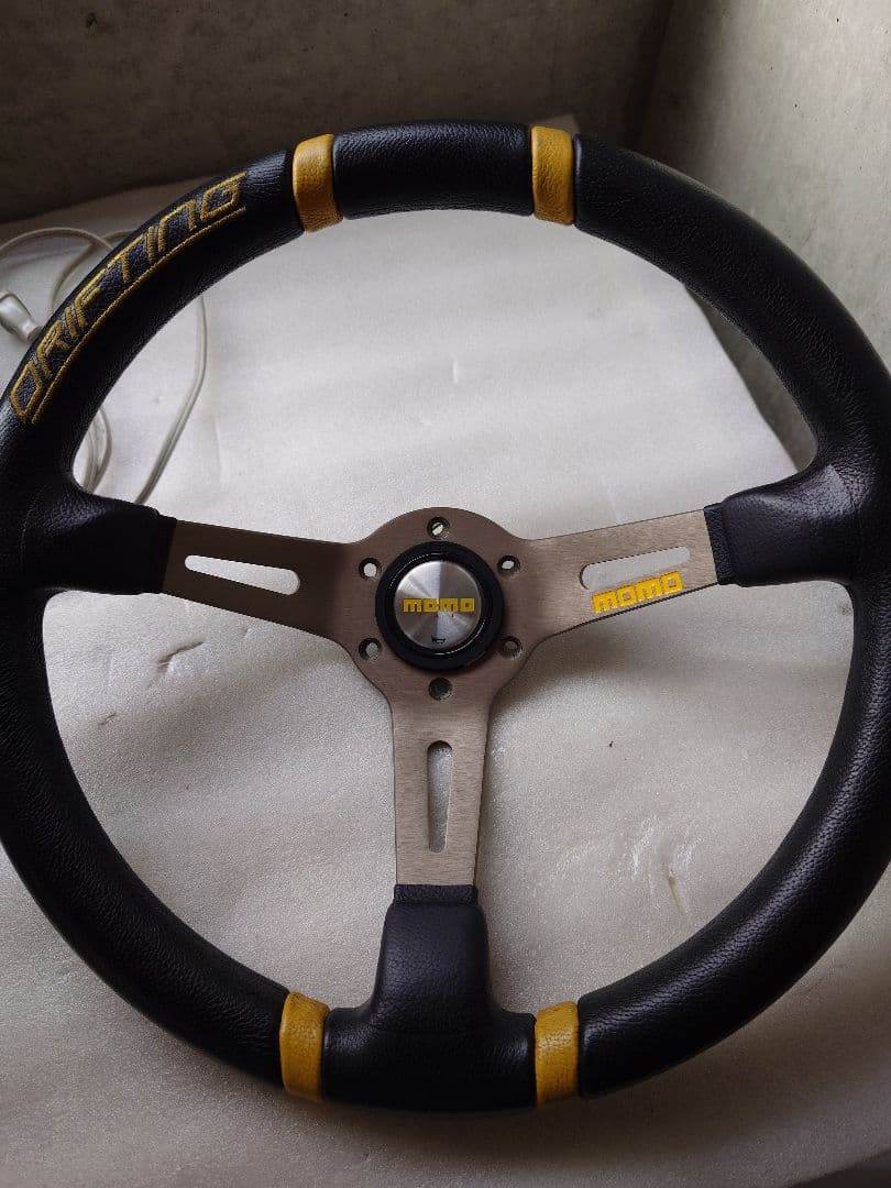 momo Drifting ステアリング 本体 ブラック/イエロー