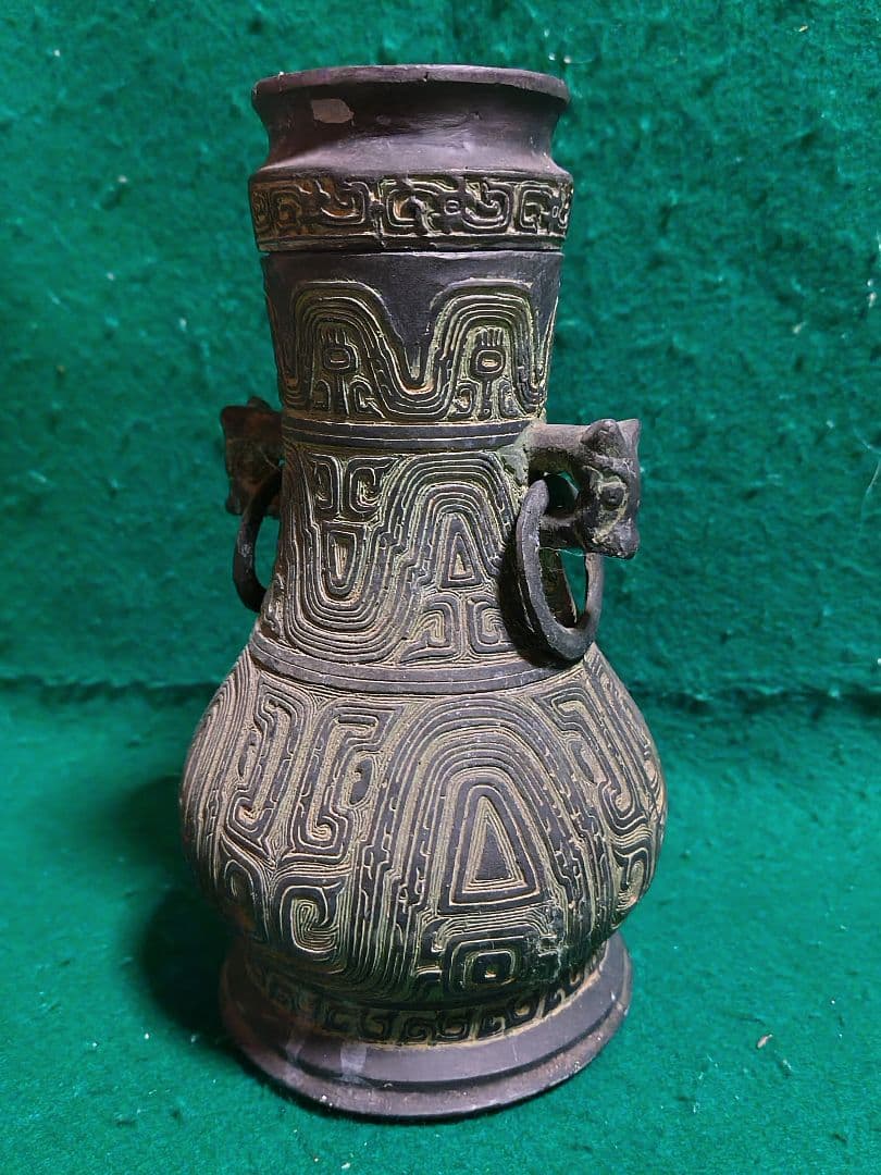 幾何学模様の銅製花瓶　蓋付壺　中国製