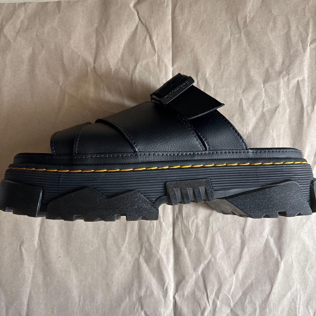 Dr. Martens クロスストラップ サンダル ブラック