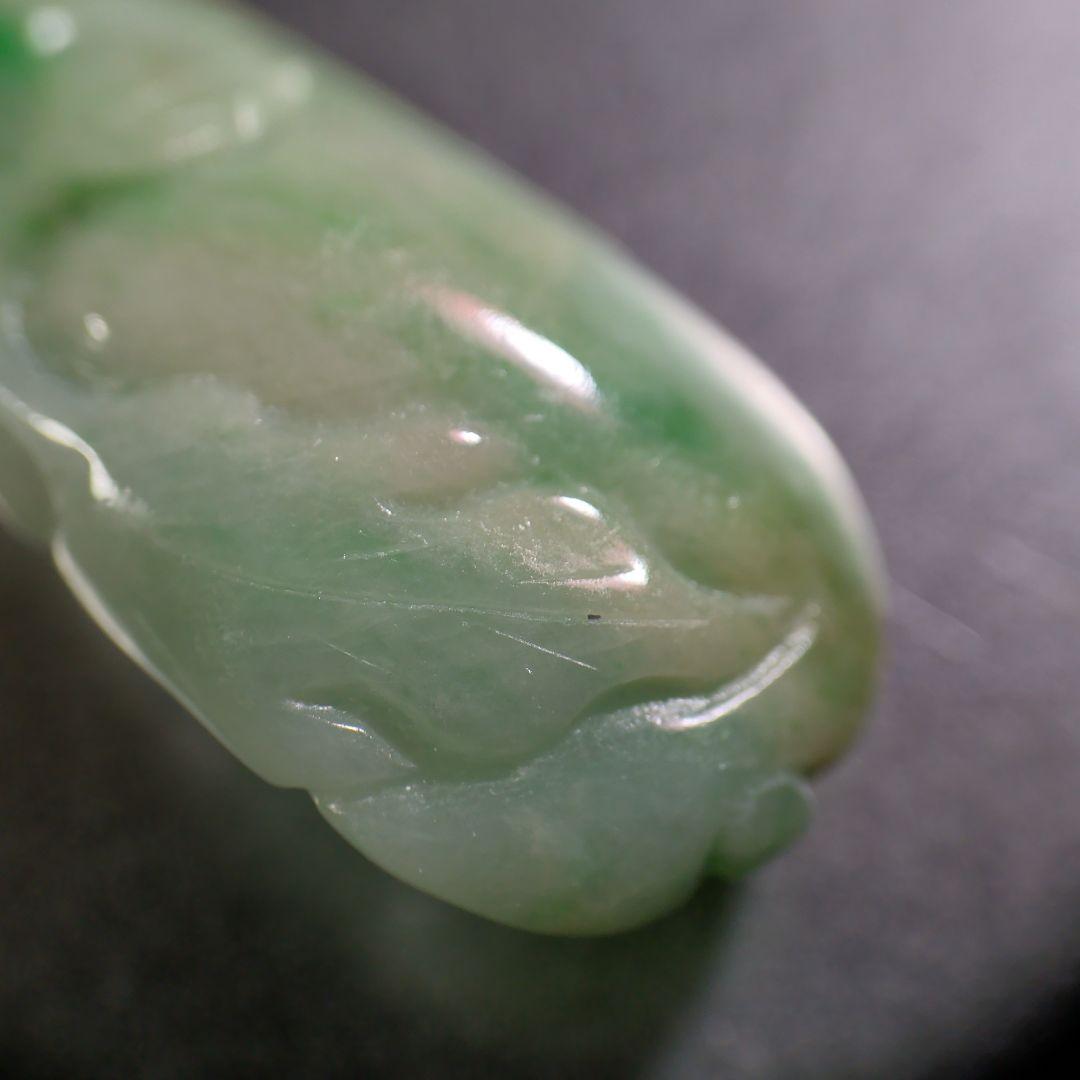 ペンダントトップ　K14　585　YG　天然ひすい　ジェダイト　彫刻　鑑別書付