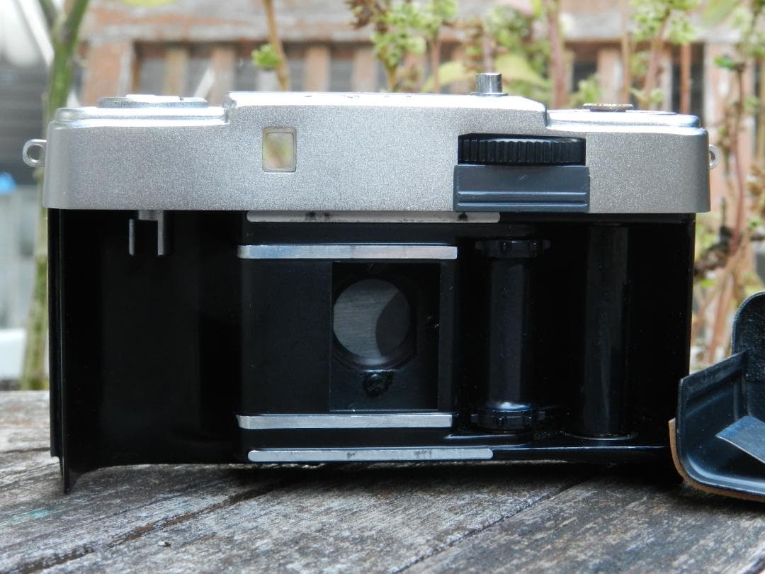 本革　ベージュ　OLYMPUS-PEN EE-S ハーフフレームフィルムカメラ