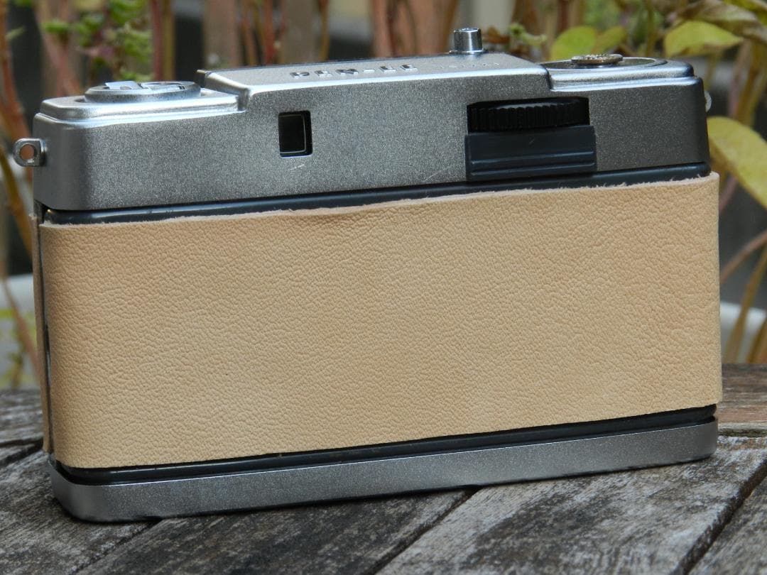 本革　ベージュ　OLYMPUS-PEN EE-S ハーフフレームフィルムカメラ