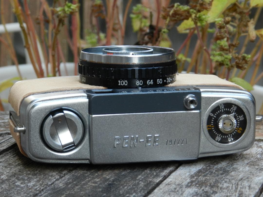 本革　ベージュ　OLYMPUS-PEN EE-S ハーフフレームフィルムカメラ