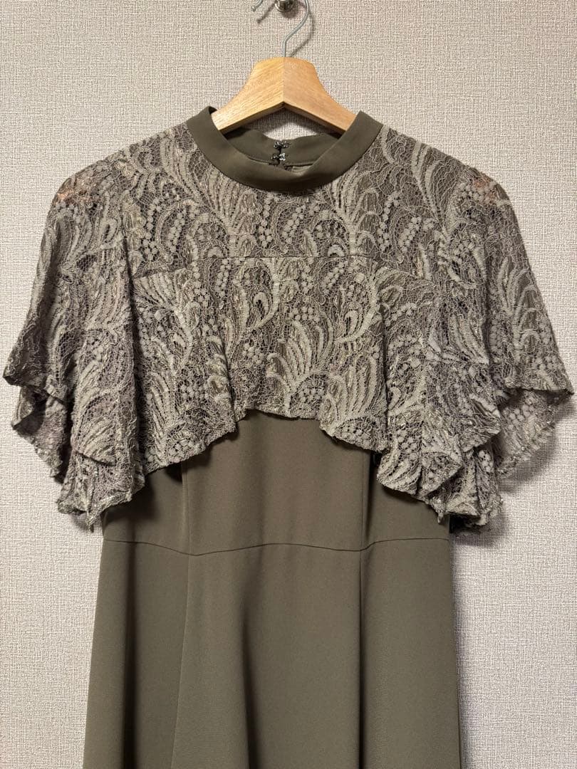 【AIMER】レースケープ風スリーブフィット＆フレアドレス/カーキ/Mサイズ