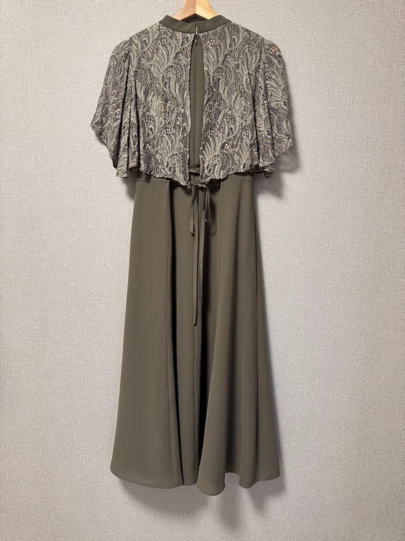 【AIMER】レースケープ風スリーブフィット＆フレアドレス/カーキ/Mサイズ