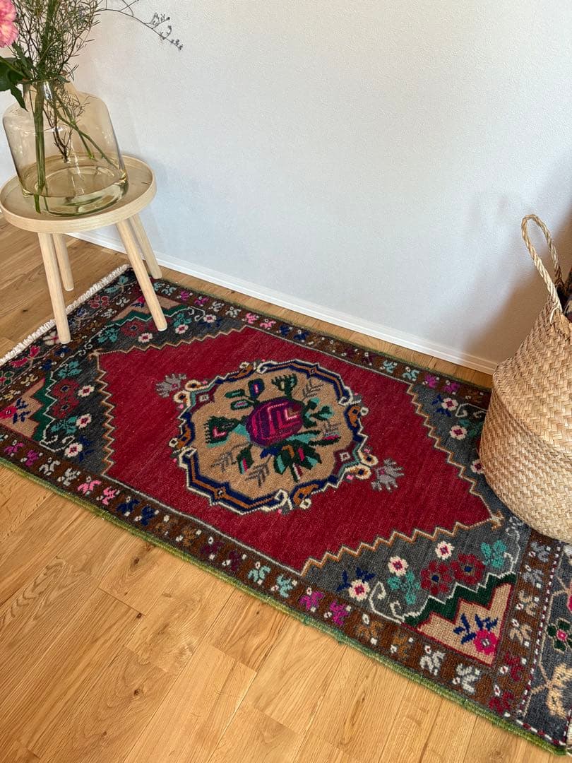 スモールサイズ　赤い花柄のヴィンテージラグ　トルコアナトリア地方