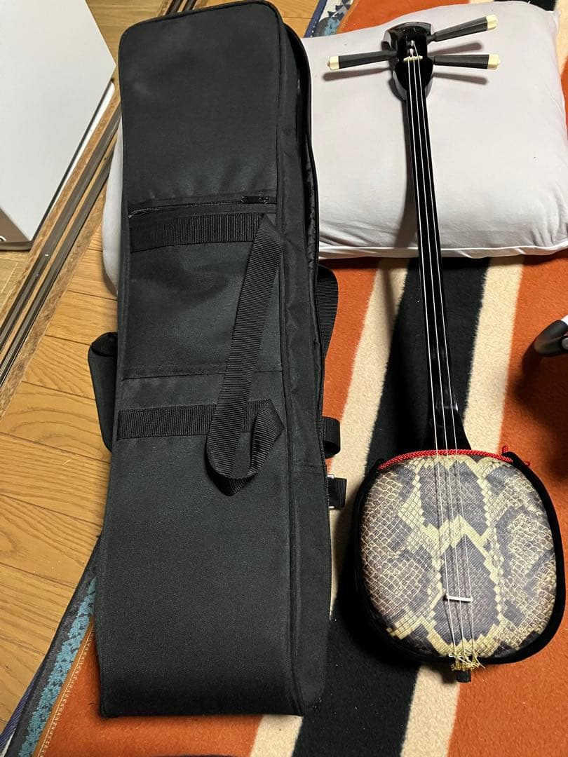 三線本体 金色装飾 専用ケース付き