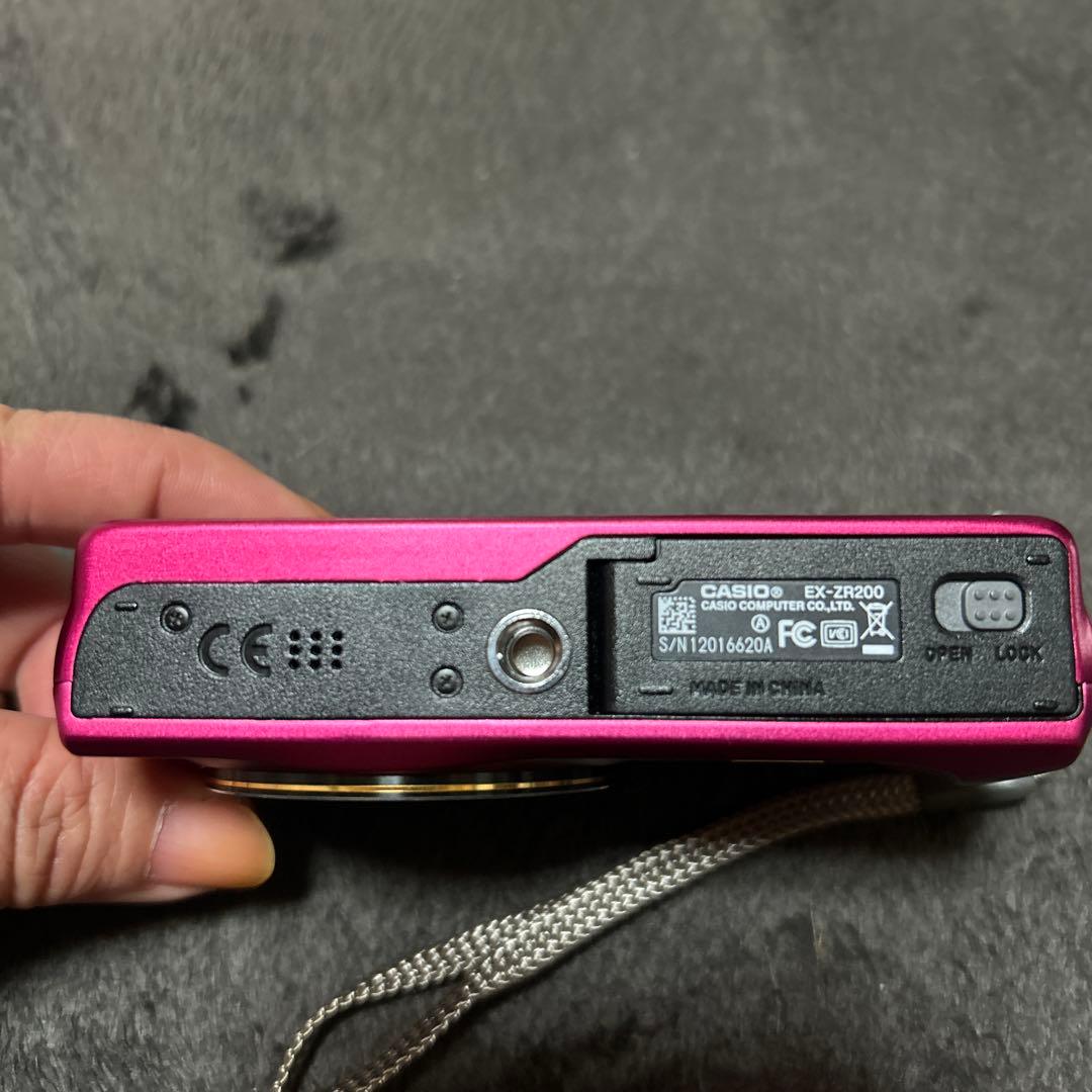 〔美品〕カシオ　exilim EX-ZR200 デジタルカメラ
