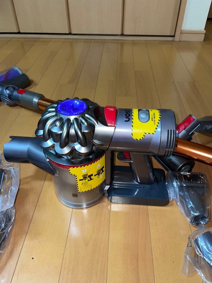 ダイソンV7 SV11コードレスクリーナー掃除機1