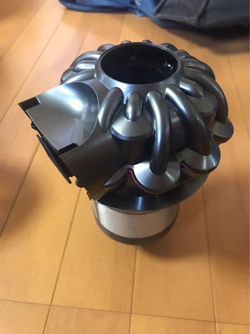 ダイソンV7 SV11コードレスクリーナー掃除機1