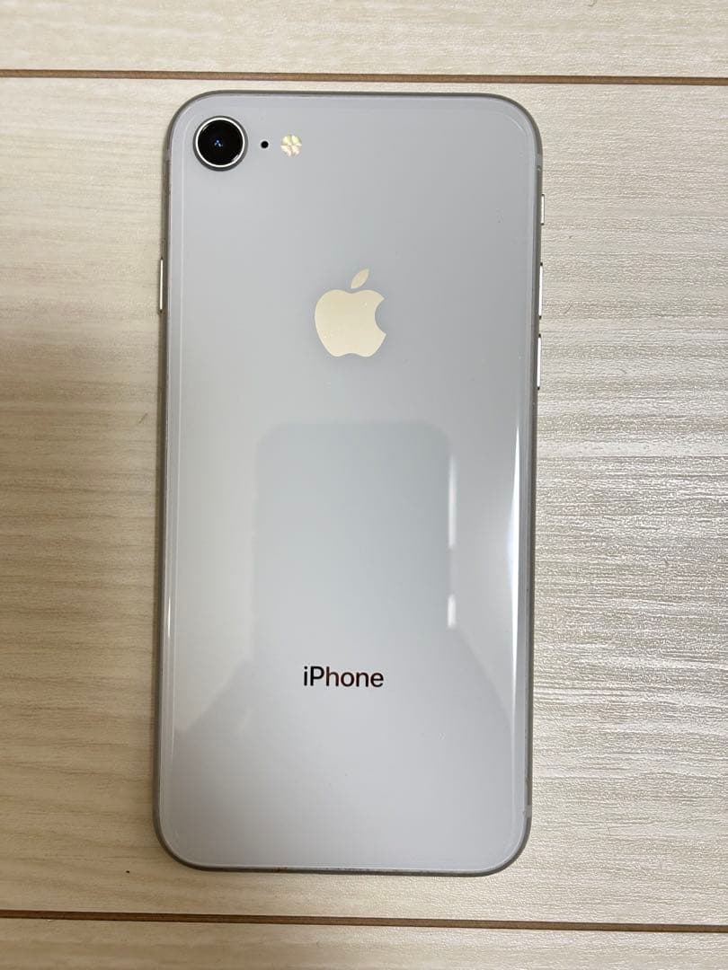 Apple iPhone 8 256GB シルバー 画面ひびあり