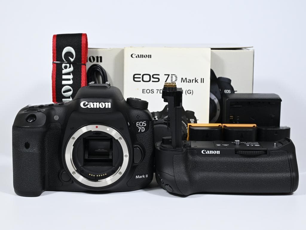 【超美品】キヤノン EOS 7D Mark II ボディ バッテリーグリップ付