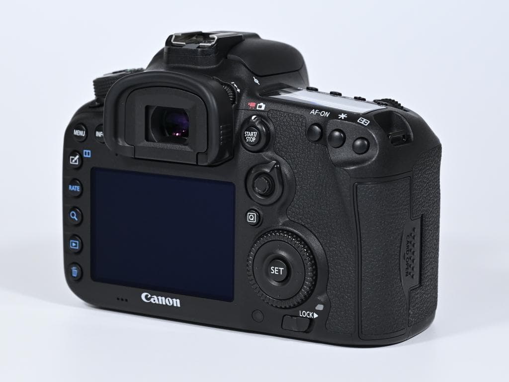 【超美品】キヤノン EOS 7D Mark II ボディ バッテリーグリップ付