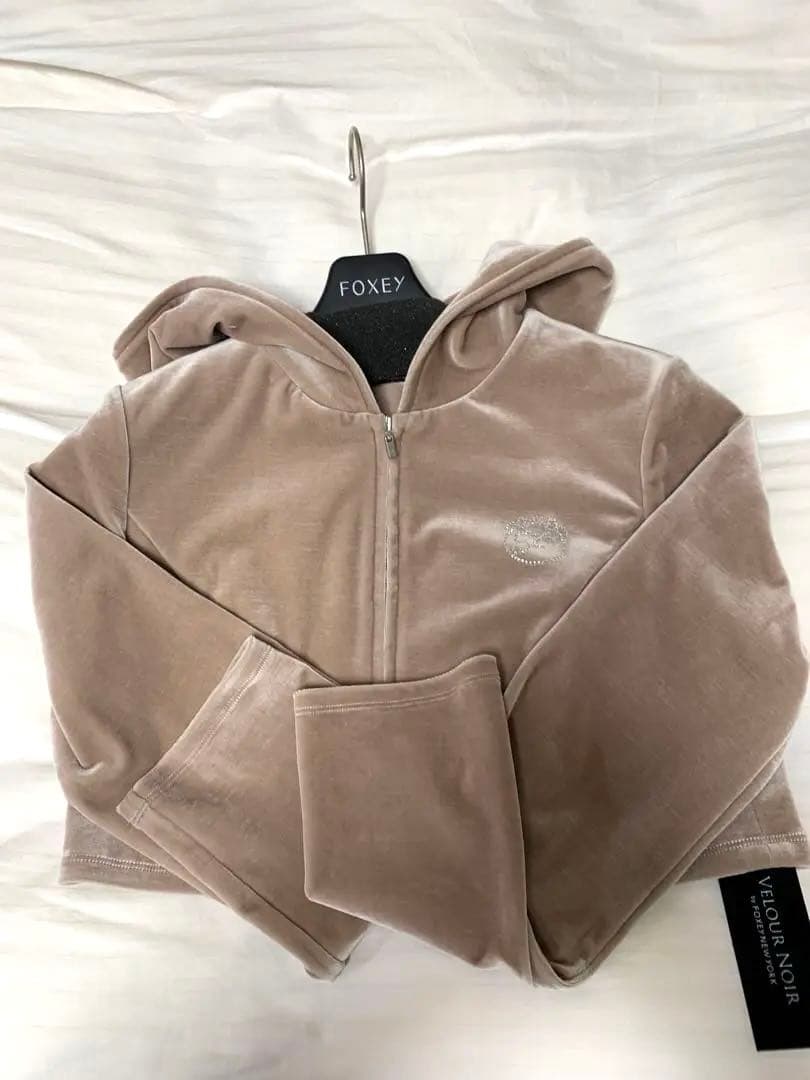 【新品】FOXEY ベロア パーカー シナモン 2025 + ベロアポーチ