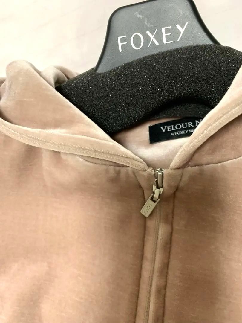 【新品】FOXEY ベロア パーカー シナモン 2025 + ベロアポーチ