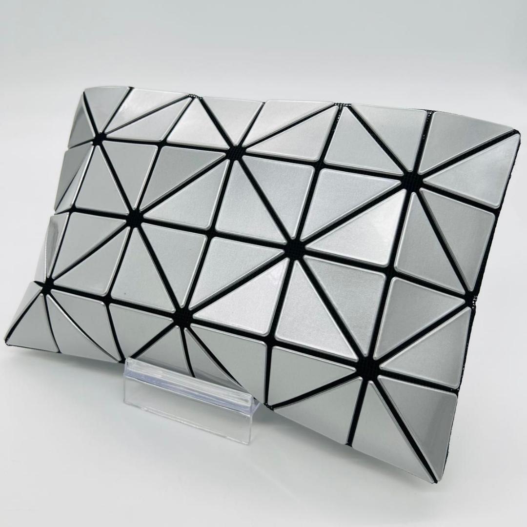 イッセイミヤケバオバオ 未使用　バオバオ クラッチ　バッグ シルバー PVC