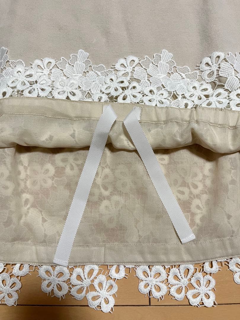 美品／BEARDSLEY ビアズリー　裾レースカットソー　フラワー　ベージュ