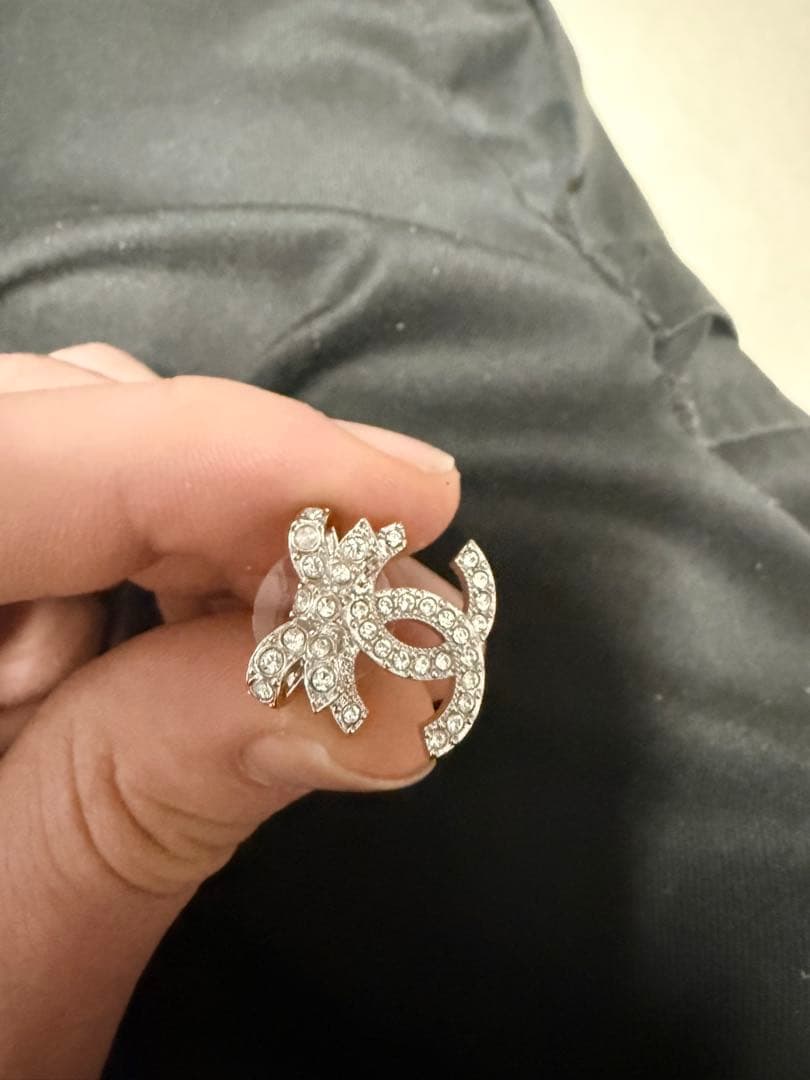 片耳のみ】CHANEL シャネル ピアス CCマーク リボン シルバー B23V