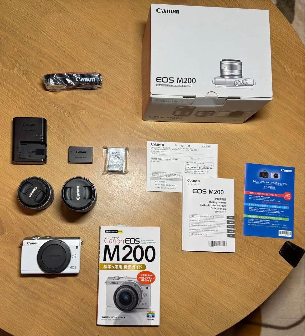Canon EOS M200 ホワイト ダブルズームキット　おまけ付き