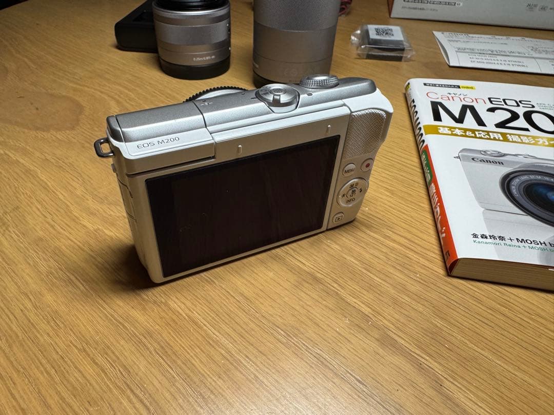 Canon EOS M200 ホワイト ダブルズームキット　おまけ付き