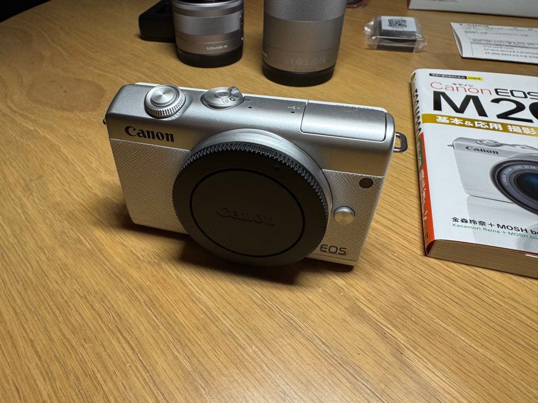 Canon EOS M200 ホワイト ダブルズームキット　おまけ付き