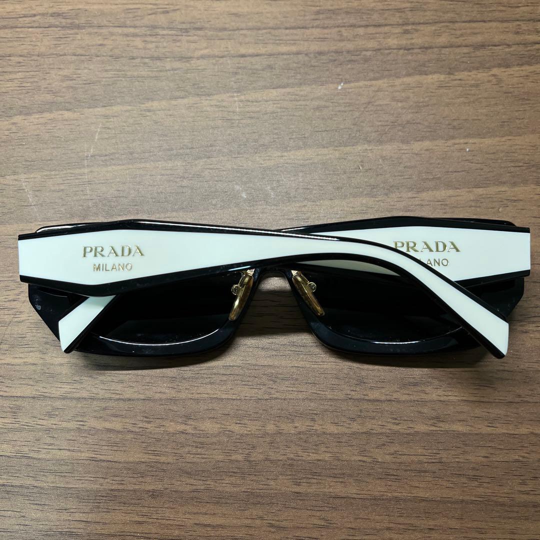 PRADA スクエアサングラス ブラック/ホワイト