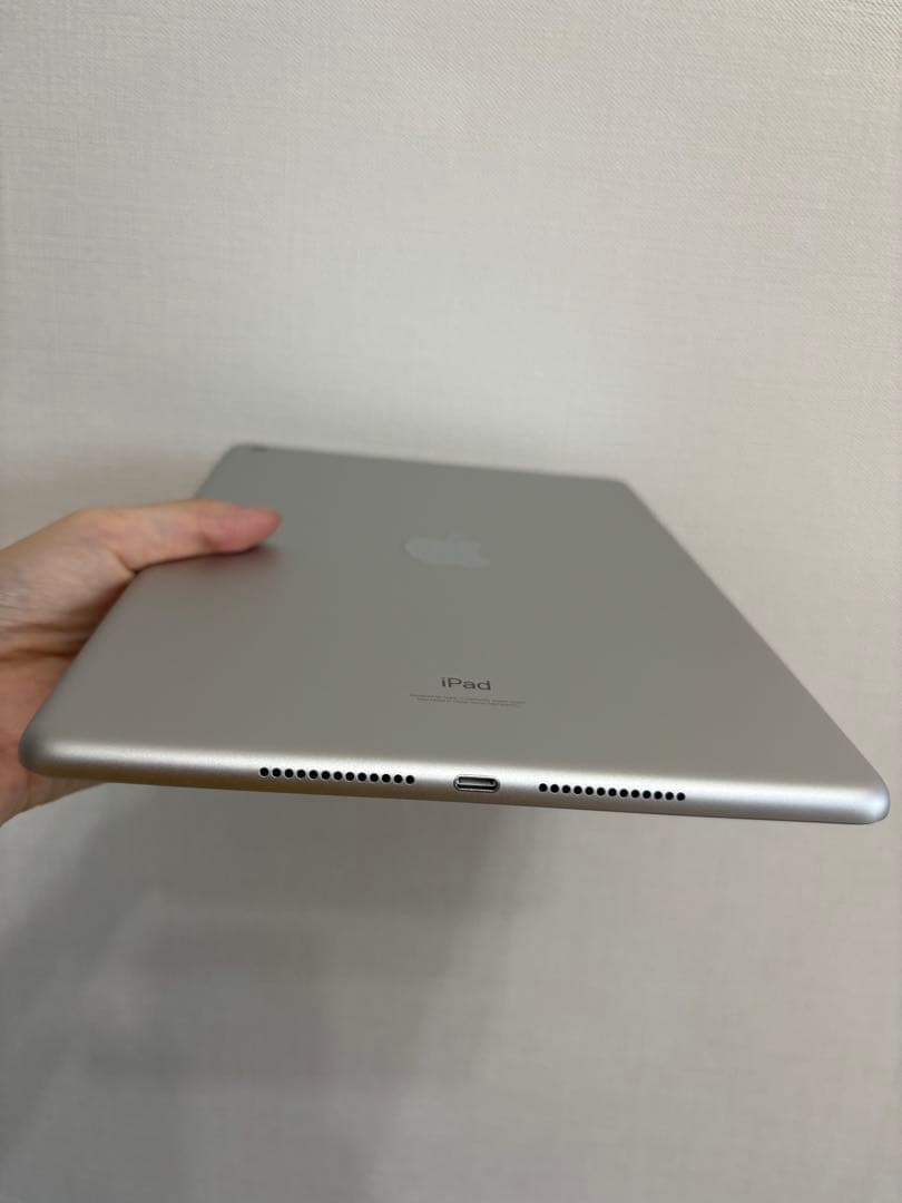 Apple iPad シルバー 第9世代 64GB アダプター、充電ケーブル付き