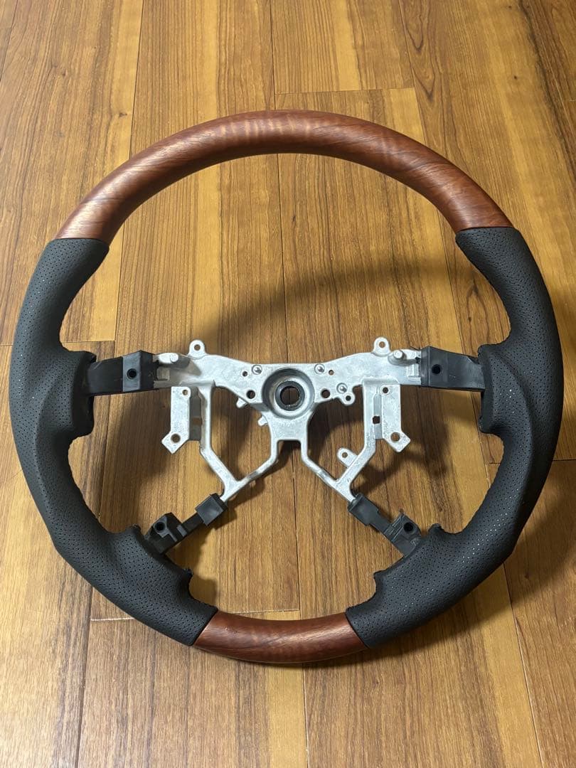 トヨタ　200系 ハイエース　4.5.6.7.8.型　ハンドル　茶木目　小傷有り