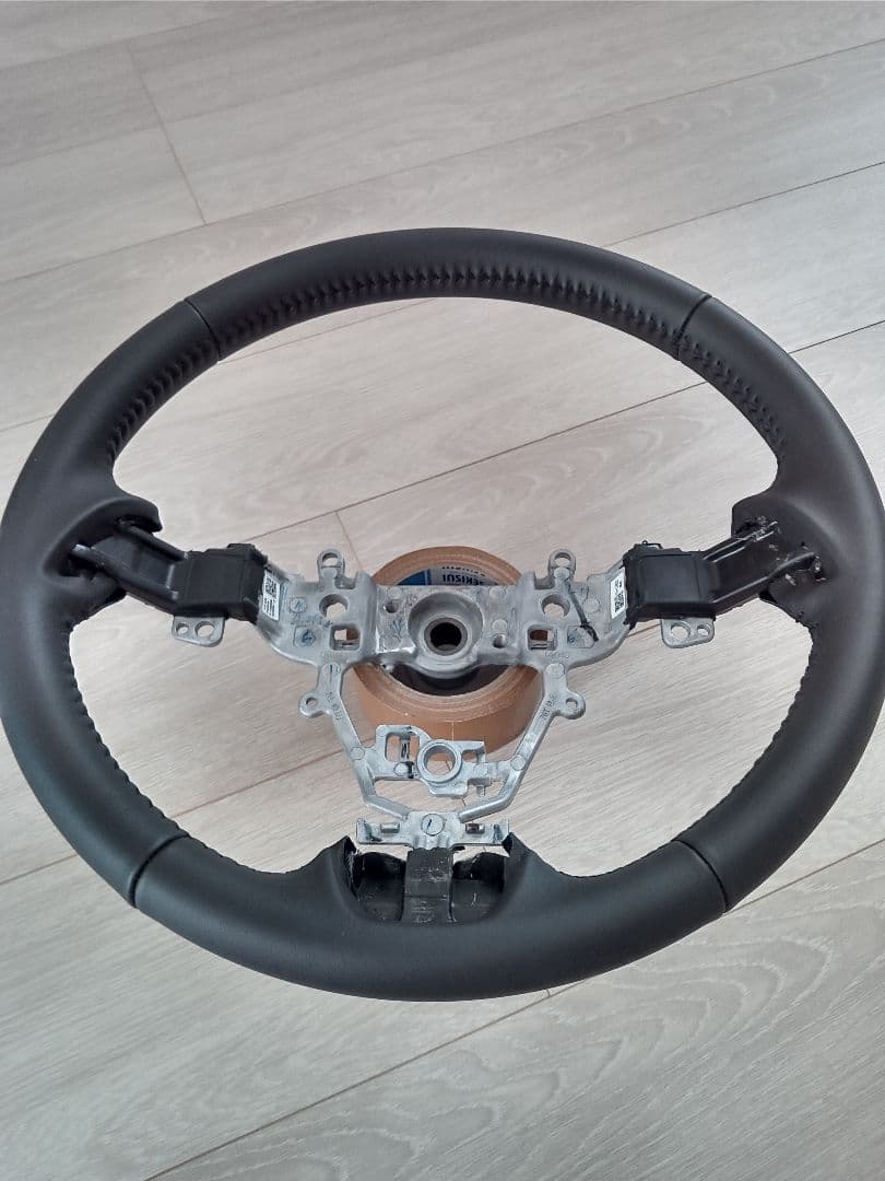 ジムニーノマド純正革巻き安いグレードウレタン交換にもちろんテカリも擦れもなし