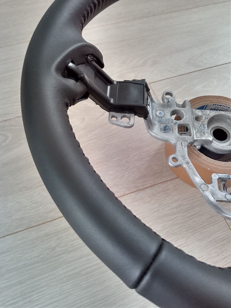 ジムニーノマド純正革巻き安いグレードウレタン交換にもちろんテカリも擦れもなし