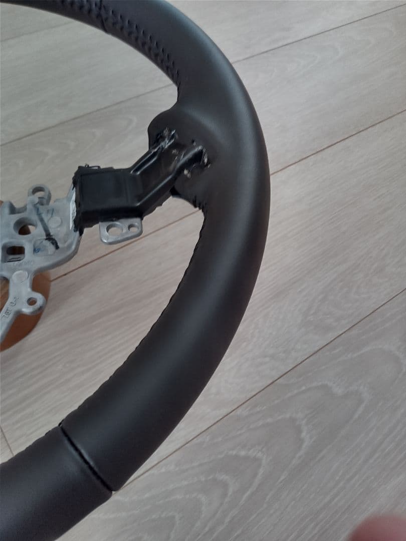 ジムニーノマド純正革巻き安いグレードウレタン交換にもちろんテカリも擦れもなし