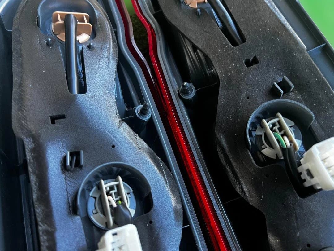 と*も様 新車外し/ハイエース 純正テールランプ 左右セット koito 26-