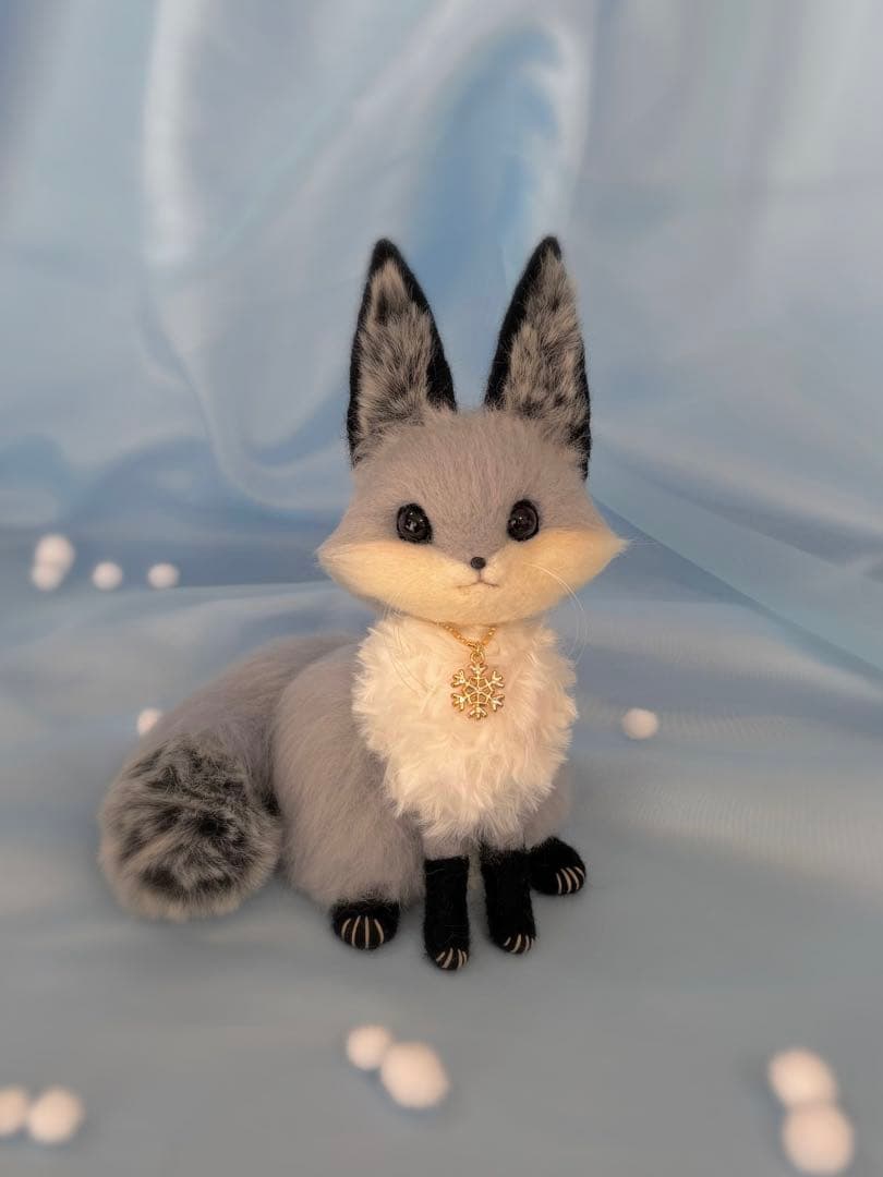 ふわふわギンギツネちゃん　ハンドメイド　羊毛フェルト　キツネ