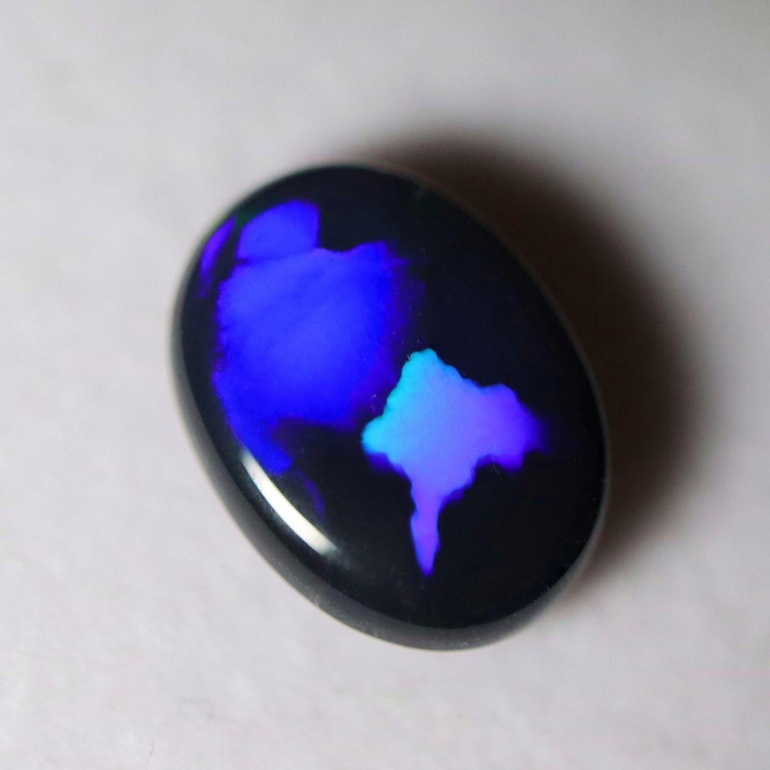 大粒3.86ct オーストラリアライトニングリッジ産　ブラックオパール B022