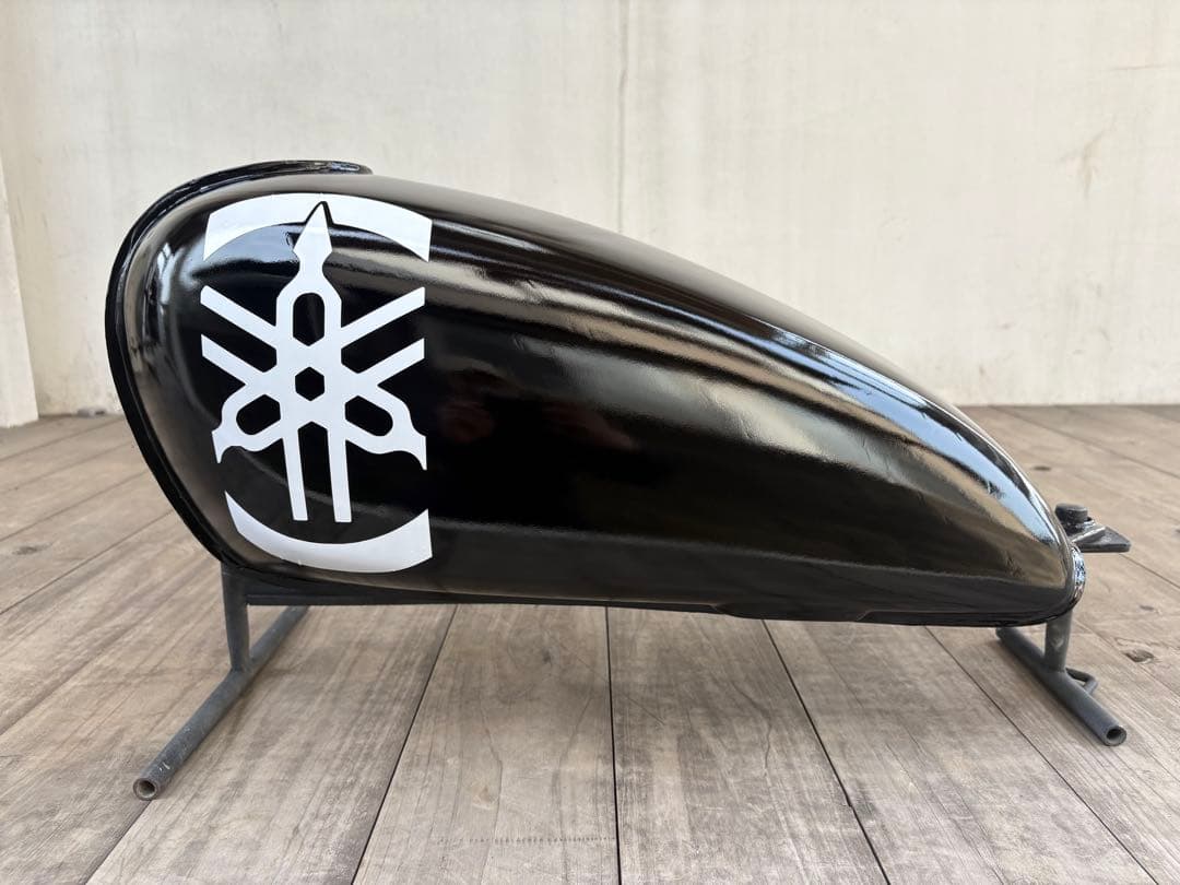 R*a様 SR400 タンク　艶ありブラック＆音叉ホワイトステッカー　自家塗装