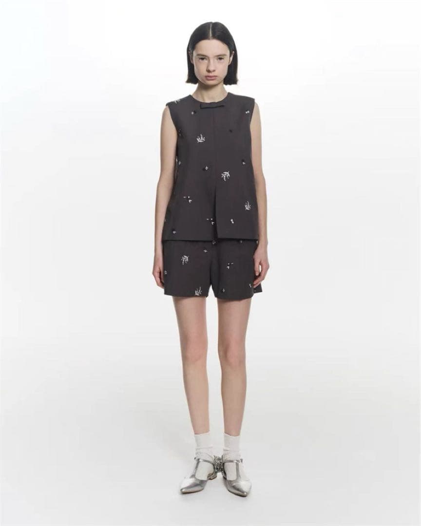 bibiy 刺繍入りグレー ハーフパンツ