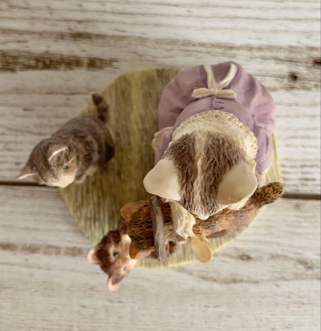 子猫をブラッシングするタビタ奥さん フィギュリン ピーターラビット 置物