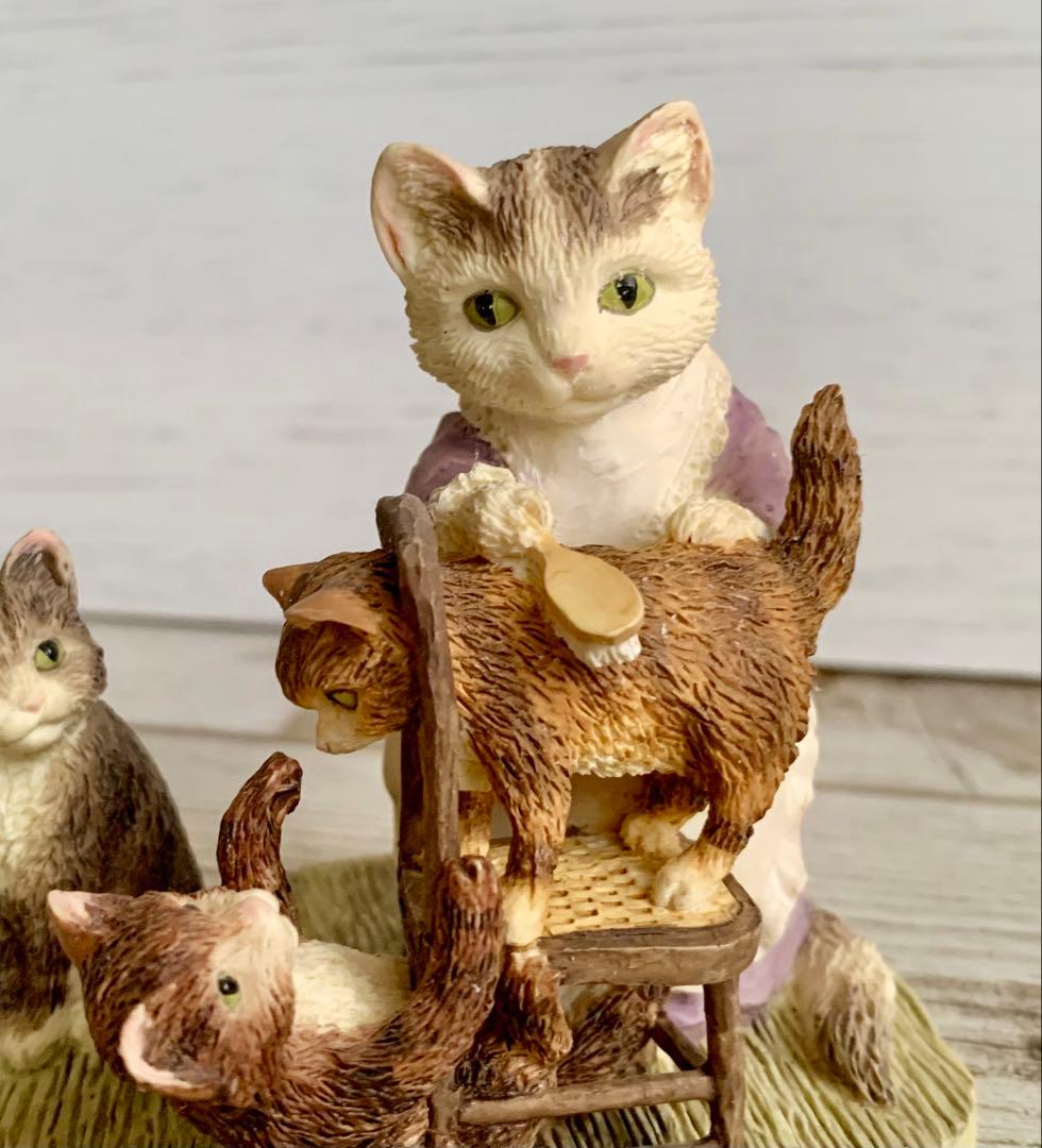 子猫をブラッシングするタビタ奥さん フィギュリン ピーターラビット 置物