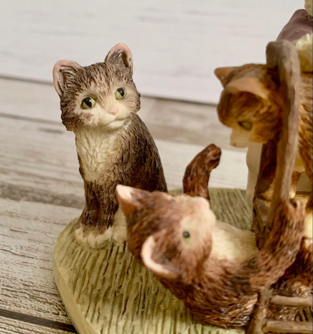 子猫をブラッシングするタビタ奥さん フィギュリン ピーターラビット 置物