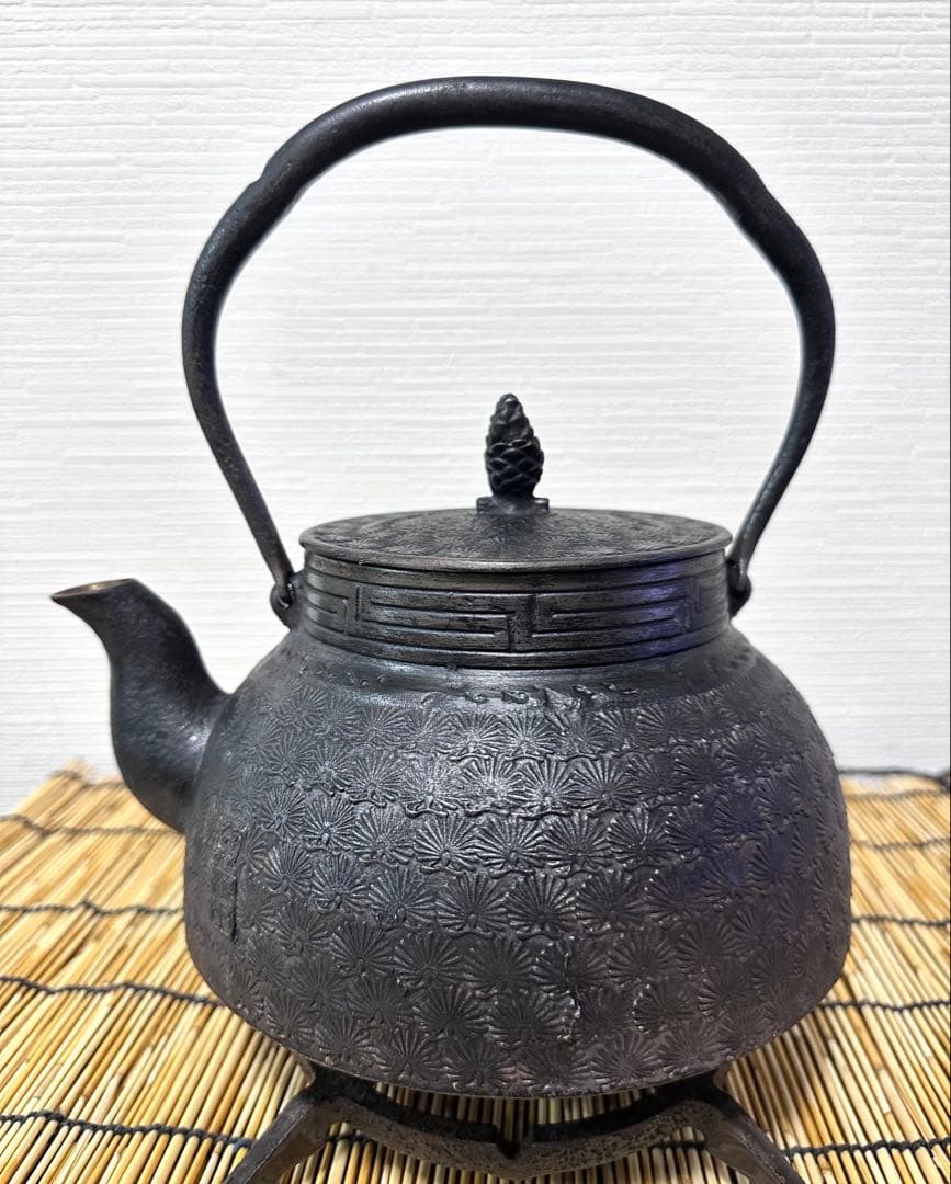 ＵＳＥＤ品 南部岩鋳四代目清末作 真作保証　２３型 松葉文様　南部鉄瓶