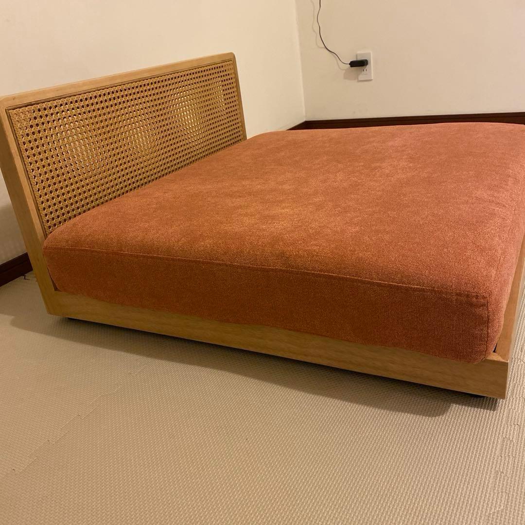 ほぼ新品　1人掛けソファー　大きめソファー　ローソファ　背もたれ木製　お洒落