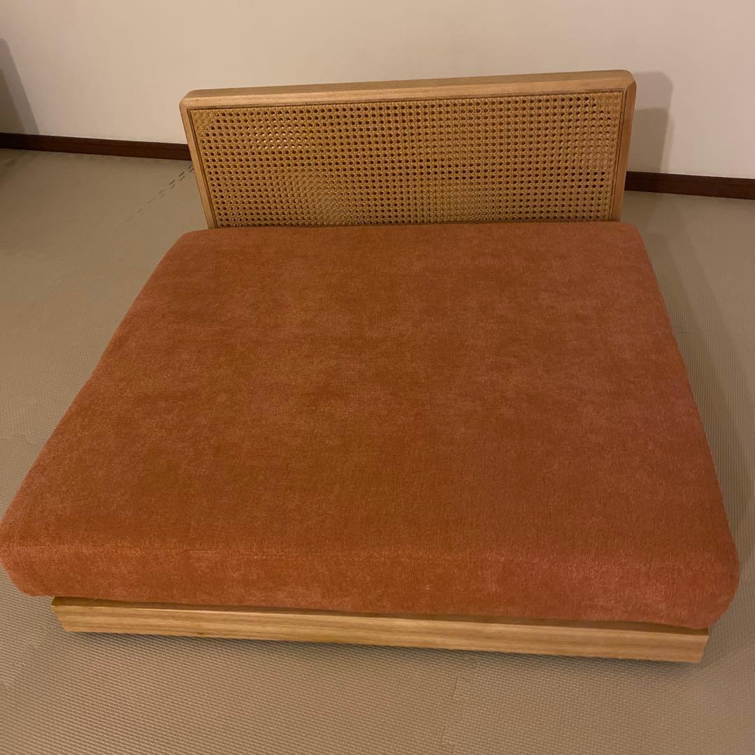 ほぼ新品　1人掛けソファー　大きめソファー　ローソファ　背もたれ木製　お洒落