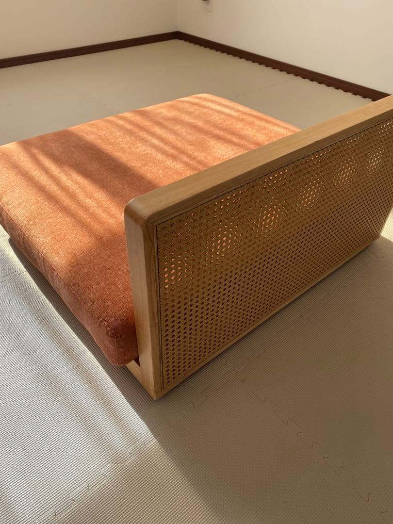 ほぼ新品　1人掛けソファー　大きめソファー　ローソファ　背もたれ木製　お洒落