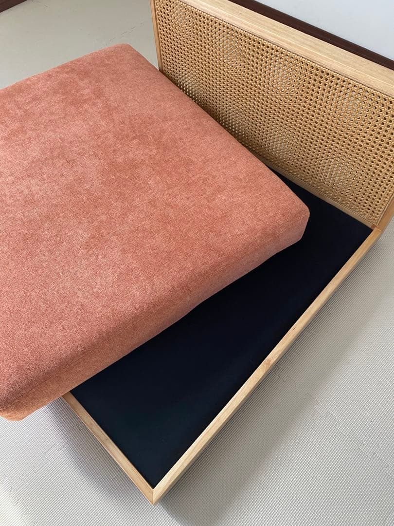 ほぼ新品　1人掛けソファー　大きめソファー　ローソファ　背もたれ木製　お洒落