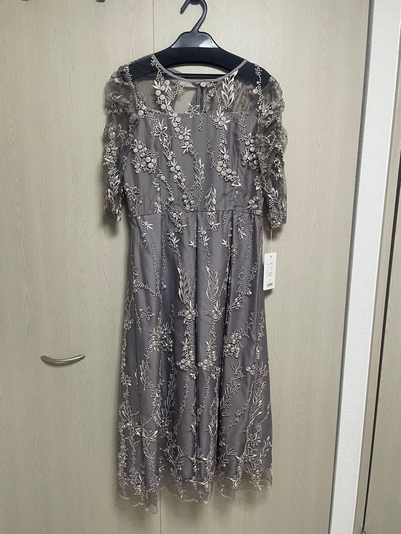 グレー刺繍入りミディ丈ドレス M