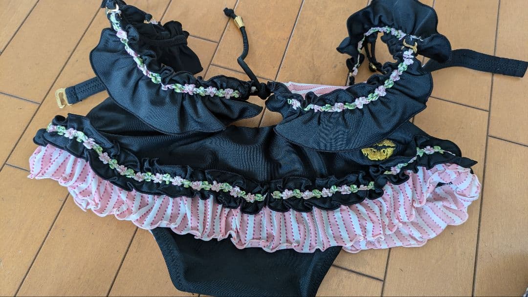 ベッツィージョンソン　水着