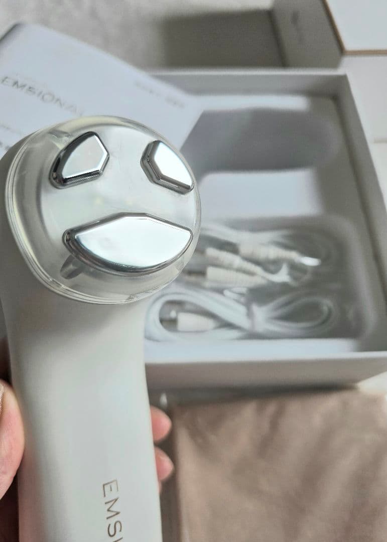 SaleセプテムエモーショナルプロEMS美顔器⬜超美品⬜　新品パッド6枚付き