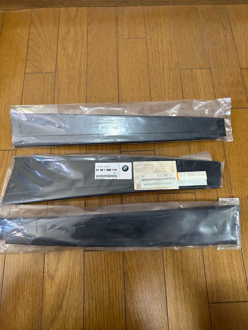 新品 E30用純正サイドピラーパネル