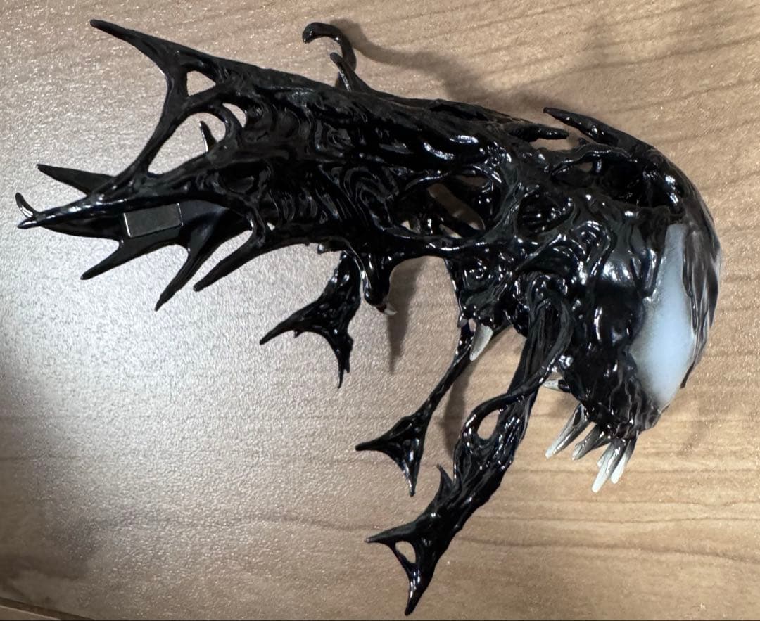 ホットトイズ　スパイダーマンブラックスーツボーナスアクセサリー台座＆シンビオート