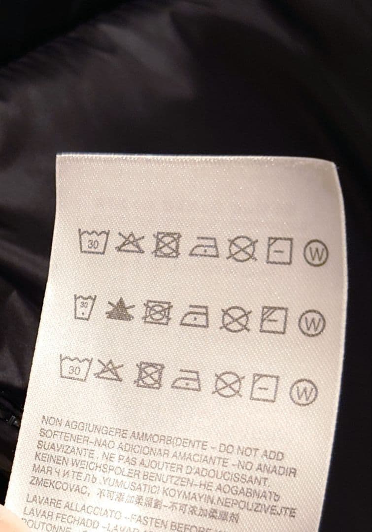 カラスアルマーニ EMPORIOARMANI EA7 ダウンジャケット